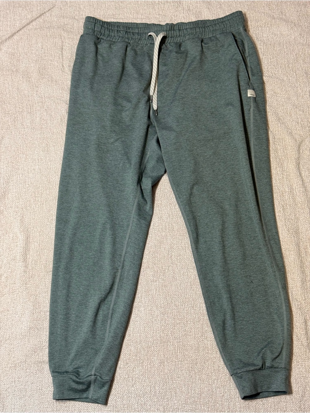 Vuori Mens Performance Jogger Pants Green Athletic Athleisure Quiet Luxury